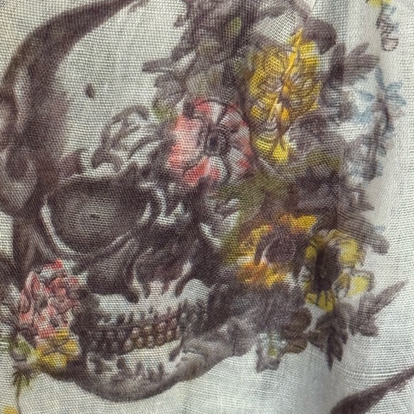 Set of 2 Scarfs. - Picture 4 of 9